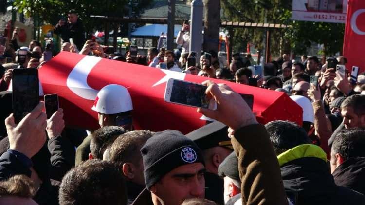 <p>Irak’ın kuzeyinde şehir düşen Ordulu İstihkam Sözleşmeli Er Murat Atar, memleketinde son yolculuğuna uğurlandı.</p>