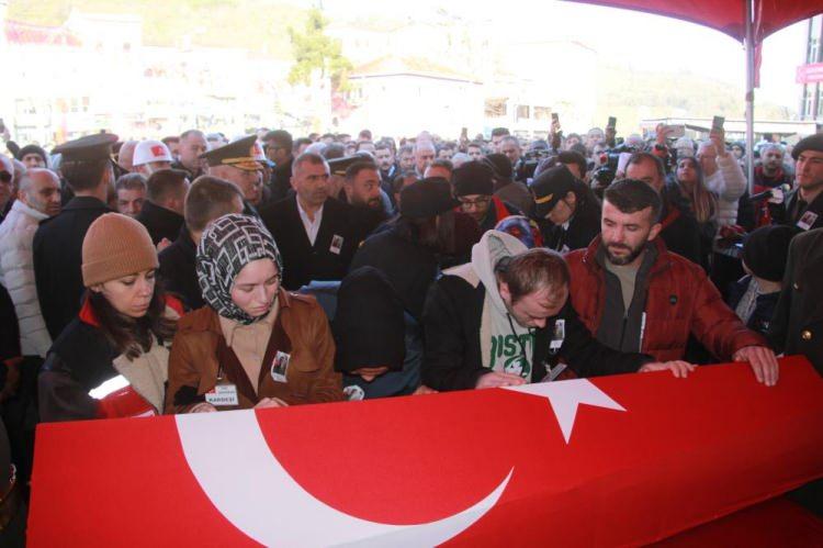 <p>Şehit Atar’ın cenazesi Samsun-Çarşamba Havalimanı’nda askeri törenle karşılandı. Şehidin ailesi ve yakınları gözyaşlarına hakim olamadı. Askeri törenle karşılanan şehidin cenazesi daha sonra dualar eşliğinde Ordu’nun Ünye ilçesine götürüldü.</p>