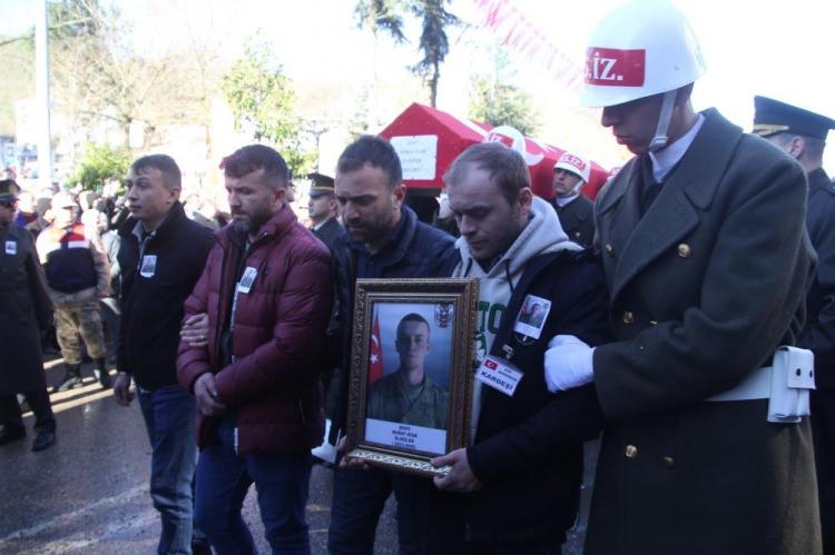 <p>Bugün Ünye Devlet Hastanesi’nden alınan şehidin naaşı, memleketi İkizce ilçesine getirildi. Burada evinden alınan helallik sonrası Merkez Camii’nde öğle namazını müteakip tören düzenlendi. Şehidin yakınları burada gözyaşı döktü. Şehit Murat Atar, burada kılınan cenaze namazının ardından Bolluk Mahallesi'nde toprağa verildi.</p>