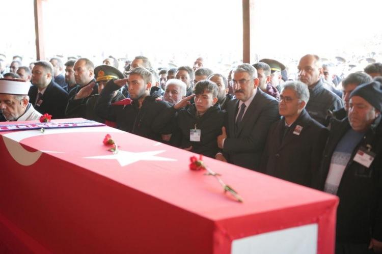 <p>Pençe-Kilit Operasyonu bölgesinde teröristlerle çıkan çatışmada şehit olan Piyade Sözleşmeli Er Kemal Batur, memleketi Niğde'de binlerce kişinin katılımıyla toprağa verildi.</p>
