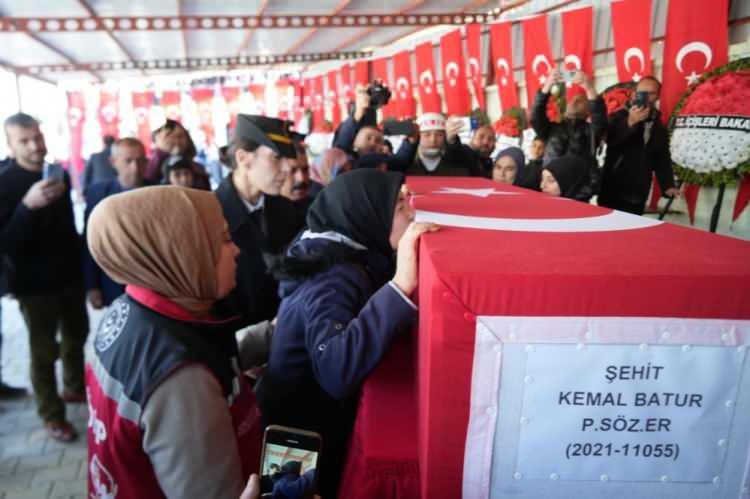<p>Niğde Merkeze bağlı Himmetli köyündeki baba evinde helallik alınmasının ardından 23 yaşındaki şehit Batur’un naaşı, belde meydanına getirildi. Şehidin annesi Hatice, babası Cuma ve kardeşleri törende şehit Batur'un Türk bayrağına sarılı tabutuna sarılarak gözyaşı döktü. Bekar olan Kemal Batur için düzenlenen törende; 'şehitler ölmez vatan bölünmez, kahrolsun PKK' şeklinde sloganlar da atıldı. Şehidin cenazesi, öğle namazını müteakip kılınan cenaze namazı sonrasında gözyaşları içinde belde mezarlığında defnedildi.</p>