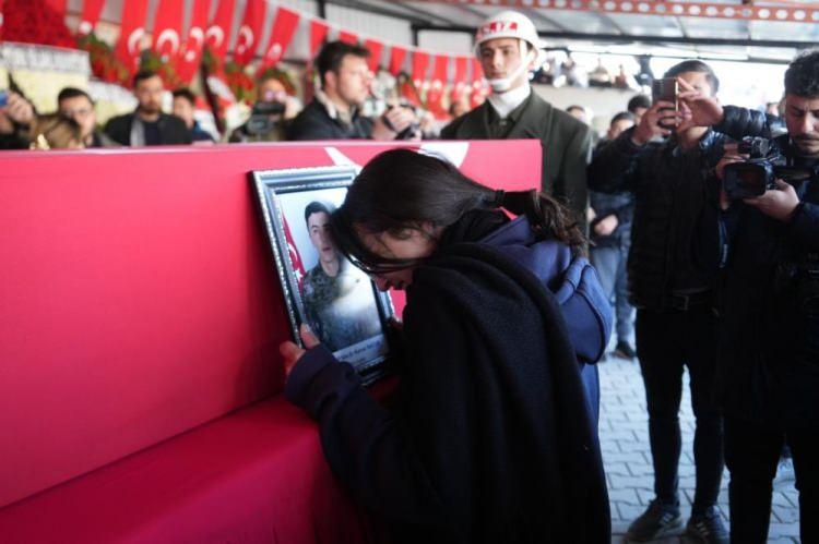 <p>Törene, Milli Savunma Bakan Yardımcısı Alparslan Kavaklıoğlu, Vali Cahit Çelik, Belediye Başkanı Emrah Özdemir, İl Emniyet Müdürü Adnan Özdemir, İl Jandarma Komutanı Albay Gürol Okyar, Kara Kuvvetleri Komutanlığı Lojistik Komutanlığı Kurmay Başkanı Tuğgeneral Veli Doğan, Niğde Şehit Aileleri Derneği Başkanı Ömer Demir, siyasi parti temsilcileri ve çok sayıda vatandaş katıldı.</p>