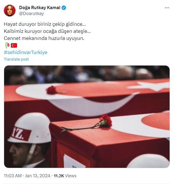 <p><span style="color:#000000"><strong>DOĞA RUTKAY</strong></span></p>

<p><span style="color:#800000"><em><strong>"Hayat duruyor biriniz &ccedil;ekip gidince&hellip; Kalbimiz kuruyor ocağa d&uuml;şen ateşle&hellip; Cennet mekanında huzurla uyuyun."</strong></em></span></p>
