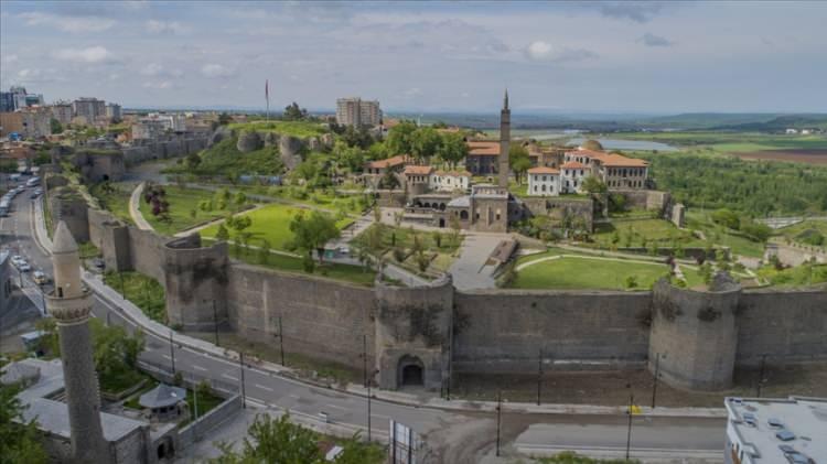 <p><strong>DİYARBAKIR</strong></p>

<p>Kadınlarda ortalama yaşam süresi: 81,5</p>

<p>Erkeklerde ortalama yaşam süresi: 75,5</p>

<p>Ortalama: 78,5</p>
