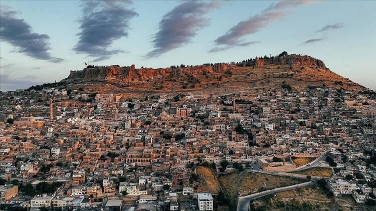 <p><strong>MARDİN</strong></p>

<p>Kadınlarda ortalama yaşam süresi: 81,8</p>

<p>Erkeklerde ortalama yaşam süresi: 76,7</p>

<p>Ortalama: 79,3</p>
