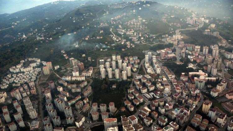<p><strong>TRABZON</strong></p>

<p>Kadınlarda ortalama yaşam süresi: 83,8</p>

<p>Erkeklerde ortalama yaşam süresi: 76,8</p>

<p>Ortalama: 80,3</p>
