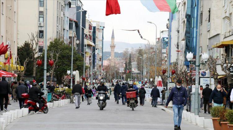 <p><strong>UŞAK</strong></p>

<p>Kadınlarda ortalama yaşam süresi: 79,3</p>

<p>Erkeklerde ortalama yaşam süresi: 74,9</p>

<p>Ortalama: 77,1</p>
