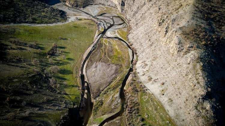<p><strong>ŞIRNAK</strong></p>

<p>Kadınlarda ortalama yaşam süresi: 82,3</p>

<p>Erkeklerde ortalama yaşam süresi: 74,4</p>

<p>Ortalama: 78,3</p>
