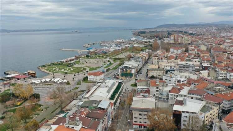 <p><strong>YALOVA</strong></p>

<p>Kadınlarda ortalama yaşam süresi: 82,3</p>

<p>Erkeklerde ortalama yaşam süresi: 76,3</p>

<p>Ortalama: 79,2</p>
