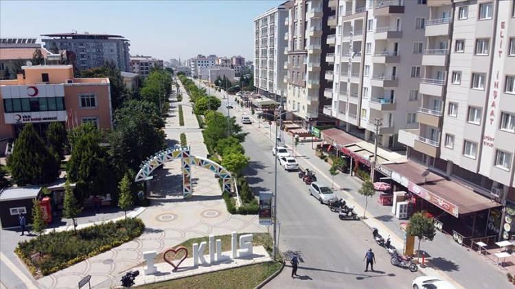 <p><strong>KİLİS</strong></p>

<p>Kadınlarda ortalama yaşam süresi: 78,8</p>

<p>Erkeklerde ortalama yaşam süresi: 73,5</p>

<p>Ortalama: 76,1</p>
