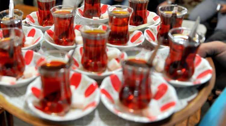 <p>Kişi başına yıllık ortalama 3,16 kg çay tüketimiyle Türkiye, İrlanda, İngiltere ve Rusya gibi ülkeleri geride bırakmıştır.</p>