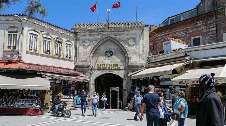 <p>İstanbul’daki Kapalıçarşı, 15. yüzyılda inşa edilmiş ve 4 bin dükkân, 64 sokak, 22 kapı, 17 han, 40 çeşme ve 2 camiden oluşmaktadır.</p>