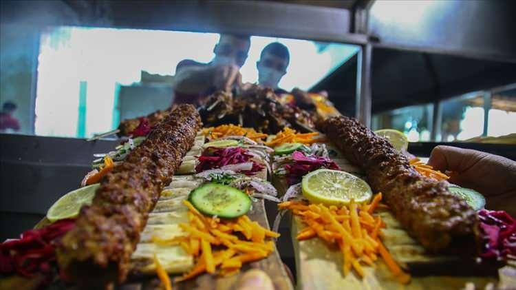 <p>Türkiye, dünyanın en çok kebap yiyen ülkesidir.</p>