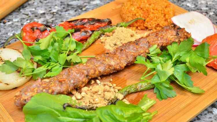 <p>Türkiye’de yıllık ortalama 60 bin ton kebap tüketilmektedir.</p>