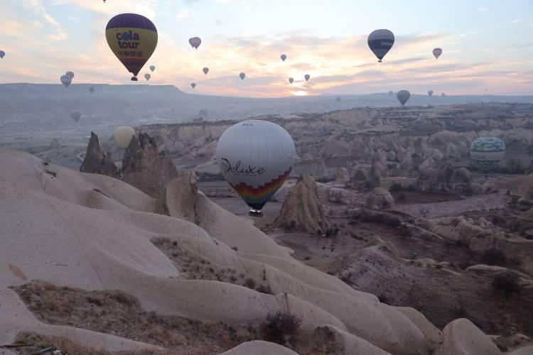 <p> Kapadokya, peri bacaları, yer altı şehirleri ve tarihi kiliseleriyle dünyanın en eşsiz doğal güzelliklerinden biridir. </p>