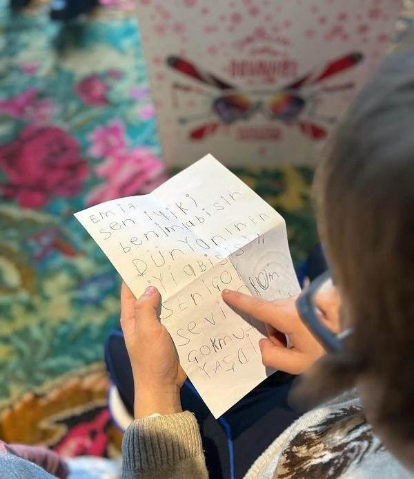 <p><strong>Diğer bir paylaşımda ise 5 yaşındaki kızları Alara'nın, abisi Emir Aras için yazmış olduğu doğum günü notuydu.</strong></p>