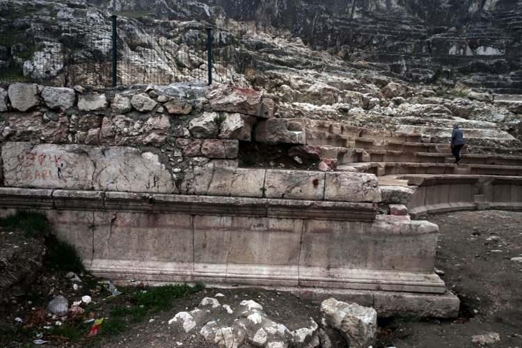 <p>Hava şartlarından dolayı kazı çalışmasının duraklatıldığını belirten Eryılmaz, "Basamaklar ve ileri gelenlerin oturduğu alanlar ortaya çıkarıldı. Hocalarımız, tiyatronun bazı bölümlerinin iki evin altında olduğunu ifade etti. Dolayısıyla kamulaştırma kararı çıktı." ifadesini kullandı.</p>