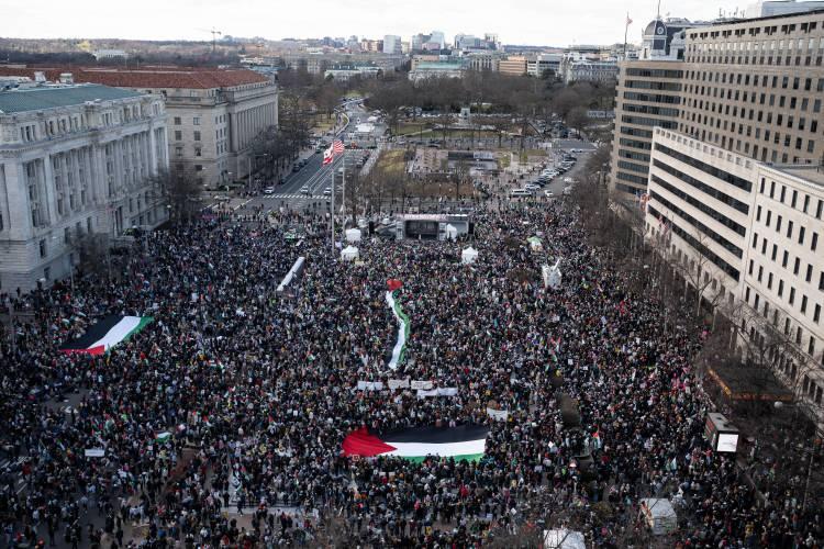 <p>Filistin için Amerikalı Müslüman Görev Gücü ve Answer (Savaşı ve Irkçılığı Durdurmak için Şimdi Harekete Geçin) Koalisyonu tarafından organize edilen gösteriler kapsamında on binlerce kişi başkentte Beyaz Saray’ın yanındaki Freedom Plaza Meydanı'nda bir araya geldi.</p>

<p> </p>
