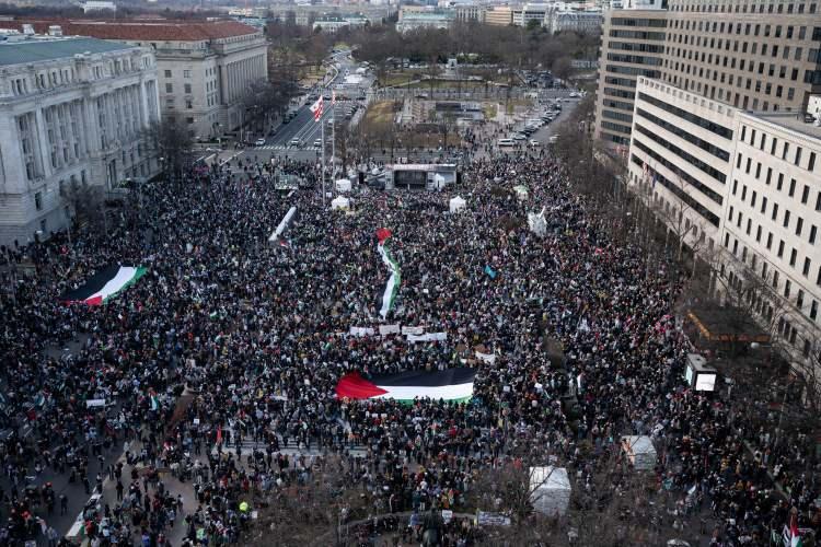 <p><strong>ABD Başkanlık seçimleri öncesi, Amerikalılar yönetimin Filistin politikasından rahatsız</strong></p>
<p>Katılımcı sayısının on binlerle ifade edildiği gösteriye yalnızca Müslüman Amerikalılar değil, ABD yönetiminin İsrail politikasını yanlış bulan farklı din ve gruplardan çok sayıda kişi de destek verdi.</p>