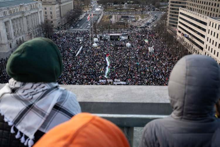 <p>Gösteriye Kuzey Carolina'dan katılan Tom Corlin, İsrail’in sivilleri hedef alan saldırılarının insanlık suçu olduğunu belirterek, "Uluslararası Adalet Divanındaki soykırım dava sürecini ve konuyu mahkemeye taşıyan Güney Afrika Cumhuriyeti’ni destekliyoruz. Bu çabanın arkasında duran Türkiye, Bolivya, Malezya, Ürdün ve daha sayamadığım diğer ülkelere de minnettarız." diyerek Filistinlilere destek için cesaret gösteren ülkelere teşekkür etti.</p>
<p> </p>