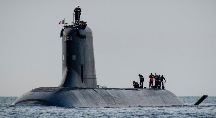 <p>Ayrıca TRIUMPHANT Sınıfı nükleer balistik denizaltılarda (SSBN) kullanılan basınçlı su reaktörünün (pressured water reactor (150 MW)) geliştirilmesi ve 2 tahrik türbini ve turbo jeneratörle yedeklenen hibrit tahrik (hybrid propulsion) sistemi sayesinde denizaltı sessizliği 10 kata kadar artırılmış ve sonar duyuş performansı geliştirilmiştir.</p>
