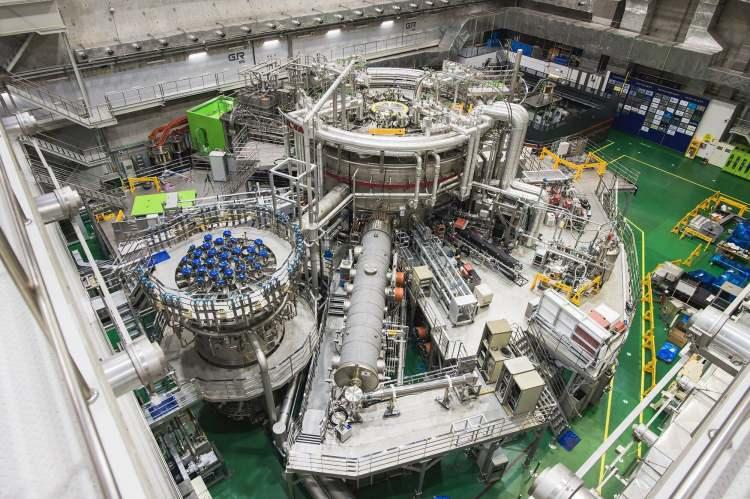 <p>Eyupoğlu, "Çin'in Hefei kentindeki nükleer füzyon reaktörü araştırma tesisi, Experimental Advanced Superconducting Tokamak’ta, yakıt olarak hidrojen ve döteryum gazları ile tungsten ve molibden plakalar kullanılarak Mayıs 2022 denemesinde, 20 saniye boyunca güneşten 10 kat daha fazla sıcaklık olan 160 milyon santigrat dereceye ulaşıldı.</p>
