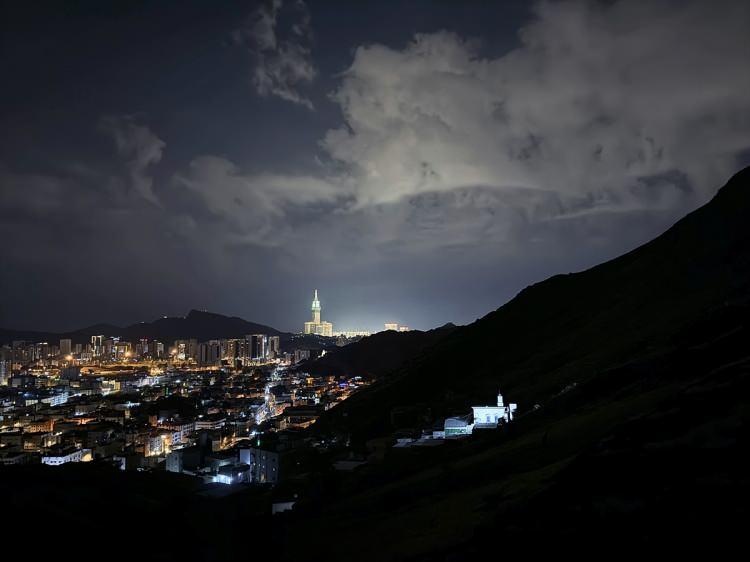 <p>Ziyaretçiler dağın zirvesine çıkarken bu yol üzerinde de hem namaz kılıyor hem de Kur'an-ı Kerim, ilahi ve kasideler okuyor.</p>