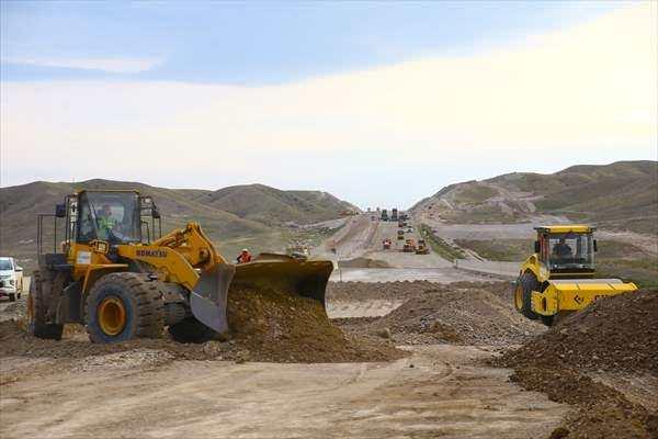 <p>İki ülke arasında imzalanan anlaşmalar gereği Aras Nehri üzerinde kara yolu ve demir yolu köprüleri inşa edilerek Nahçıvan'a İran üzerinden de ulaşım sağlanacak.</p>
<p> </p>