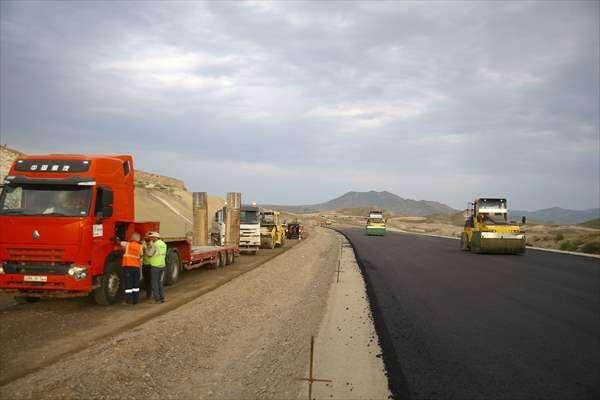 <p>110,4 kilometrelik hattın üzerinde 9 istasyon ile köprü, araç geçidi, tünel, drenaj borusu gibi yaklaşık 500 yapı bulunuyor.</p>
<p> </p>