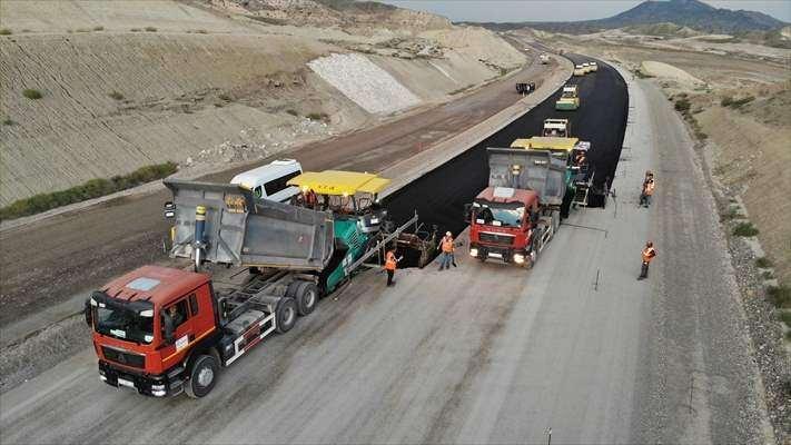 <p><strong>Türkiye ile Azerbaycan arasında yeni bağlantı: Zengezur Koridoru</strong></p>
<p>Bakü'den Horadiz kasabasına kadar kara yolu ve demir yolu hatları işlek durumda. Bu hatların Horadiz'den Ermenistan sınırına kadarki kısmının bazı bölümleri Ermenistan işgali döneminde tahrip edildi, bazı bölümleri ise yapılan barajın suları altında kaldı. Dolayısıyla Horadiz'den Nahçıvan'ın Ordubad iline uzanan 166 kilometrelik yeni demir yolu hattı inşa edilecek.</p>