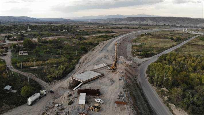 <p>Ordubad'dan, Nahçıvan'ın kuzeyinde bulunan, Türkiye, Ermenistan ve İran'a yakın Velidağ İstasyonu'na kadarki 158 kilometrelik hat ise kapsamlı tamir edilecek.</p>
<p> </p>