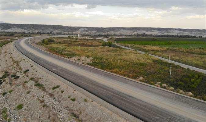 <p>Bu projelerin tümü gerçekleştirildiğinde Türkiye ile Azerbaycan arasında yeni ulaşım bağlantısı sağlanacak. Aynı zamanda Türkiye ile Rusya arasında Azerbaycan üzerinden kesintisiz kara ve demir yolu iletişimi sağlanmış olacak.</p>
<p> </p>