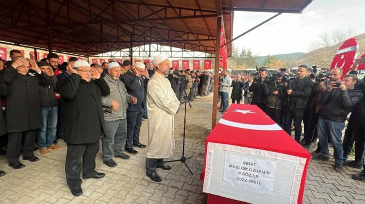<p>2 kız kardeşi olan ve 1 yıl önce göreve başlayan şehit Özdemir’in tek isteğinin ise depremde yıkılan evlerinin yerine yeni ev almak olduğu öğrenildi.</p>

