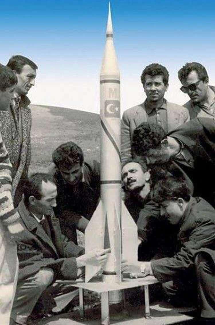 <p>1962 yılında lise öğrencisiyken 5 bin 415 metre yükseğe çıkan füzeyi yapmayı başaran Yedikardaşlar, <strong>“Keşke bugün o gemide ben de olsaydım. Alper Gezeravcı'nın yanında oturabilseydim" </strong>dedi.</p>
