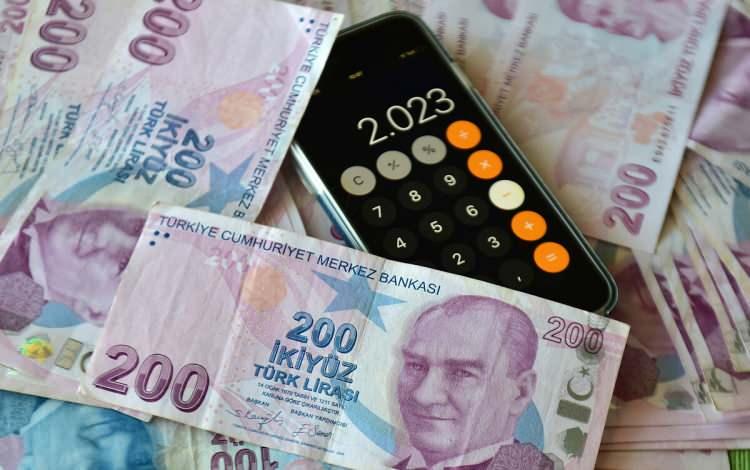 <p>Emekli kök maaş rakamı 7500 TL olanlar için de düzenlemeye gidildi. Böylece en düşük emekli maaşı 10 bin liraya yükseltildi.</p>

<p> </p>
