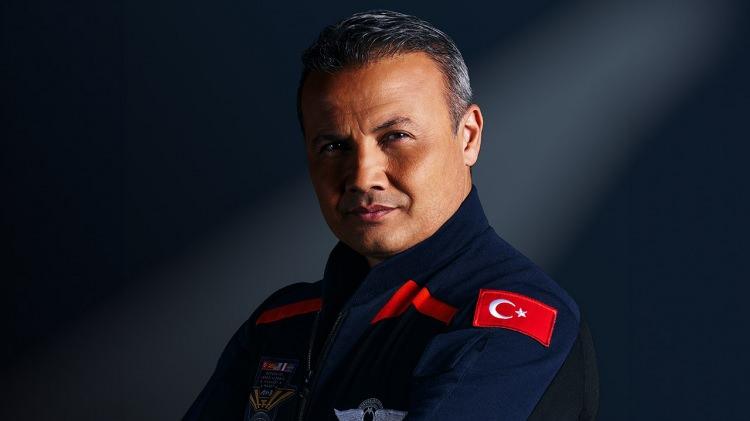 <p><strong>Türkiye'nin ilk astronotu Alper Gezeravcı'nın uzaya fırlatılmasından sonra ailesi konu hakkında duygularını anlattı. Vedalaşmanın ardından anne Gezeravcı ise oğlunu sarılıp bağrına basmak istediğini ancak karantina engeli sebebiyle yapamadığını söyledi.</strong></p>
