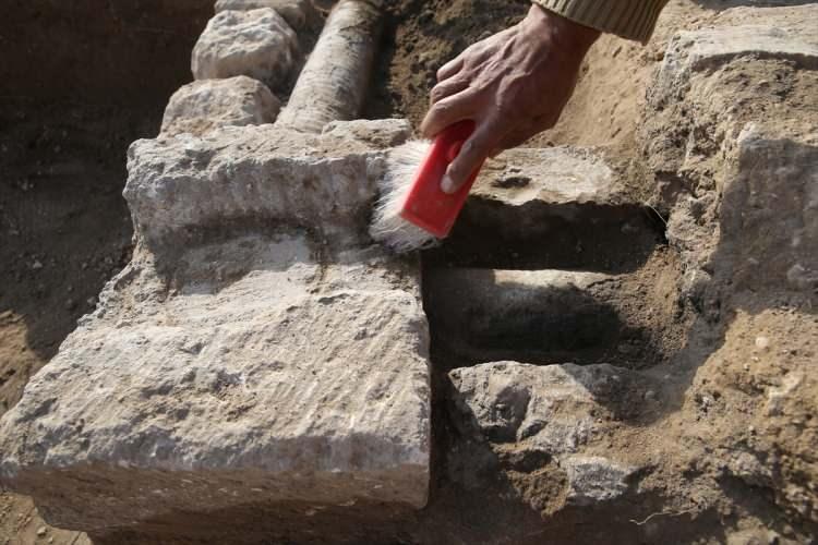 <p>Mardin Müzesi başkanlığında sürdürülen kazılarda, 10'u aşkın dükkan ve atölyenin açığa çıkartıldığı agorada (çarşı) Roma döneminde yapılan 1500 yıllık içme suyu sistemi ortaya çıkarıl</p>