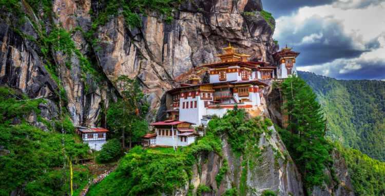 <p><span style="color:#B22222"><strong>3) BHUTAN KRALLIĞI</strong></span></p>