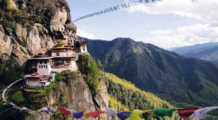 <p>Bhutan, 21 Eylül 1971'de Birleşmiş Milletler'e katıldıktan sonra, herhangi bir çatışma konusunda tarafsız olduğunu ilan etmiştir.</p>
<p>Bu duruşu, Küresel Barış Endeksi'nde genellikle üst sıralarda yer aldığı anlamına gelmektedir.</p>
<p> </p>
<p>Karayla çevrili olması ve çok sayıda dağlık bölgeye sahip olması, Bhutan'ın 3. Dünya Savaşı'nın patlak vermesi durumunda özellikle güvenli olacağı anlamına geliyor.</p>