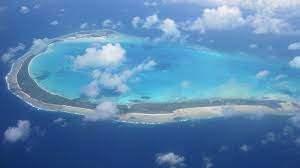 <p>Sadece 11.000 kişilik son derece d&uuml;ş&uuml;k bir n&uuml;fus, &ouml;nde gelen Batı &uuml;lkelerine kıyasla altyapının yetersiz olduğu anlamına geliyor.</p>

<p>&nbsp;</p>

<p>Tuvalu'da doğal kaynaklar da d&uuml;ş&uuml;k olduğundan, olası bir &Uuml;&ccedil;&uuml;nc&uuml; D&uuml;nya Savaşı durumunda istenmeyen bir hedef olarak g&ouml;r&uuml;necektir.</p>
