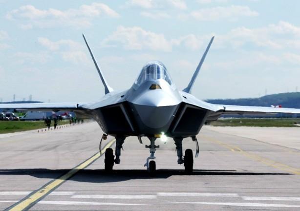 <p>Kotil, ''KAAN'ın gelmesi dost ülkeleri ve Türkiye'yi F-35 ayarında bir uçağa sahip kılıyor. Amerikalılar Türkiye'ye F35 satmadılar. Diğer dost ülkelere ne kadar satarlar emin değilim. Hiçbir dost ülkeye (Müslüman ya da Türk cumhuriyeti) satmadılar.'' ifadelerini kullandı.</p>
<p> </p>