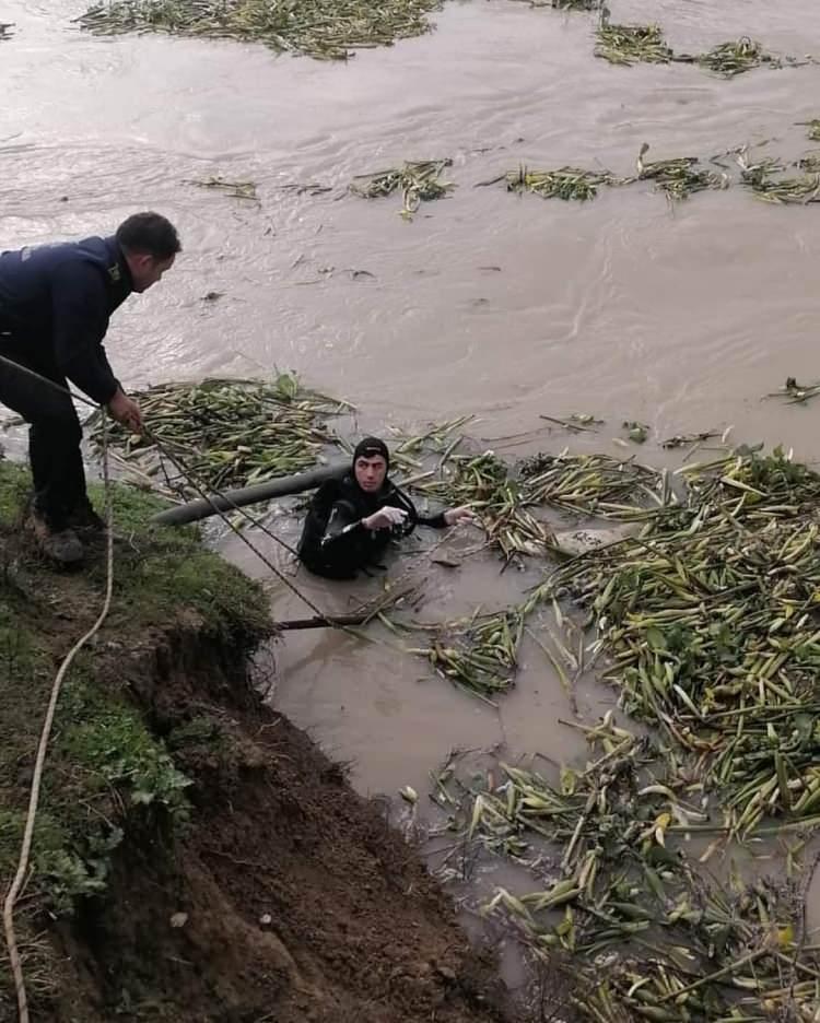 <p>Ekiplerin çalışmasıyla kıyıya çıkarılan cesedin bir erkeğe ait olduğu belirlenirken, üzerinden kimlik çıkmadı.</p>