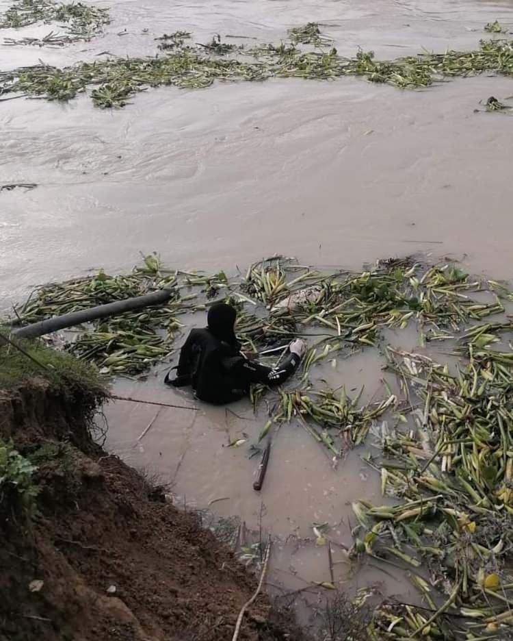 <p>Reyhanlı ilçesine bağlı Varışlı Mahallesi'ndeki Asi Nehri'nin tahliye kanalında gezintiye çıkan bir kişi, suda ceset olduğunu görünce durumu jandarmaya bildirdi.</p>
