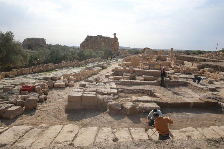 <p>Menteşe, o dönemde su sisteminin korunmasına çok özen gösterildiğini, bu yüzden su kanalının korunması için üzerlerinin büyük taşlarla örtüldüğünü anlatarak, suyun taşınabilmesi ve korunabilmesinin Roma açısından çok önemli olduğunu dile getirdi.</p>
