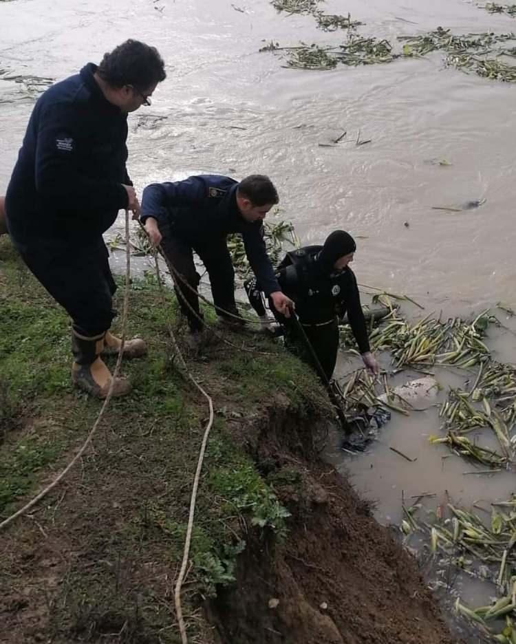 <p>Jandarma ekiplerinin kıyıya çıkardığı ceset, kimliğinin belirlenmesi için morga kaldırıldı. Son bir hafta içerisinde ilçedeki sulama kanalında bulunan ceset sayısı 3'e yükseldi.</p>
