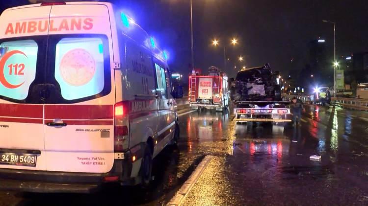 <p>Maltepe, D-100 Karayolu'nda refüje vuran bir otomobile arkadan gelen başka bir otomobil çarptı. Kazada, yaralanan 4 kişi hastaneye kaldırıldı.</p>

