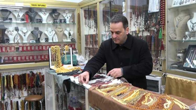 <p>“Misk-i Amber” olarak bilinen bu tespihler 6 bin liradan başlayarak boyutuna göre 25 bin liraya kadar çıkıyor.</p>