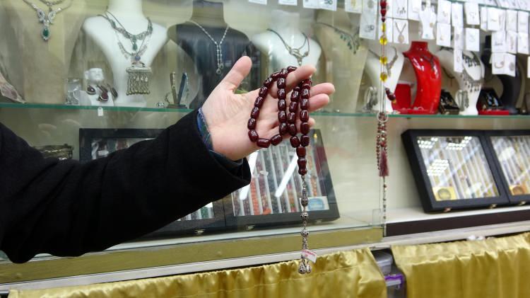 <p>Bursa’da tarihi Ulucami yanında açtığı dükkanda 25 yıldır tespih satan Gökhan Yılmaz’a çok sayıda ünlü tespih almak için akın ediyor.</p>