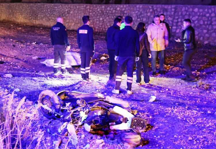 <p>İhbarın ardından olay yerine çok sayıda ambulans ve polis ekibi sevk edildi. Sağlık ekiplerince yapılan kontrollerde motosiklet sürücüsü Ayşegül Baloğlu'nun olay yerinde yaşamını yitirdiği belirlendi.</p>