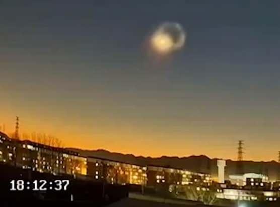 <p>Geçtiğimiz günlerde Çin'de bir UFO görüldüğüne dair raporlar internette dolaştı; Pekin ve civar kasabalarda yaşayanlar üç ışık kaynağı olan 'hareketli bulut benzeri bir cisim' gördüklerini iddia ettiler.</p>
